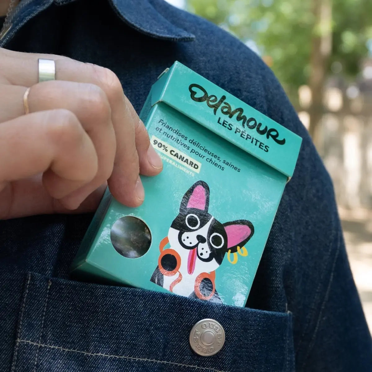 boite de friandises au canard delamour dans une poche de veste