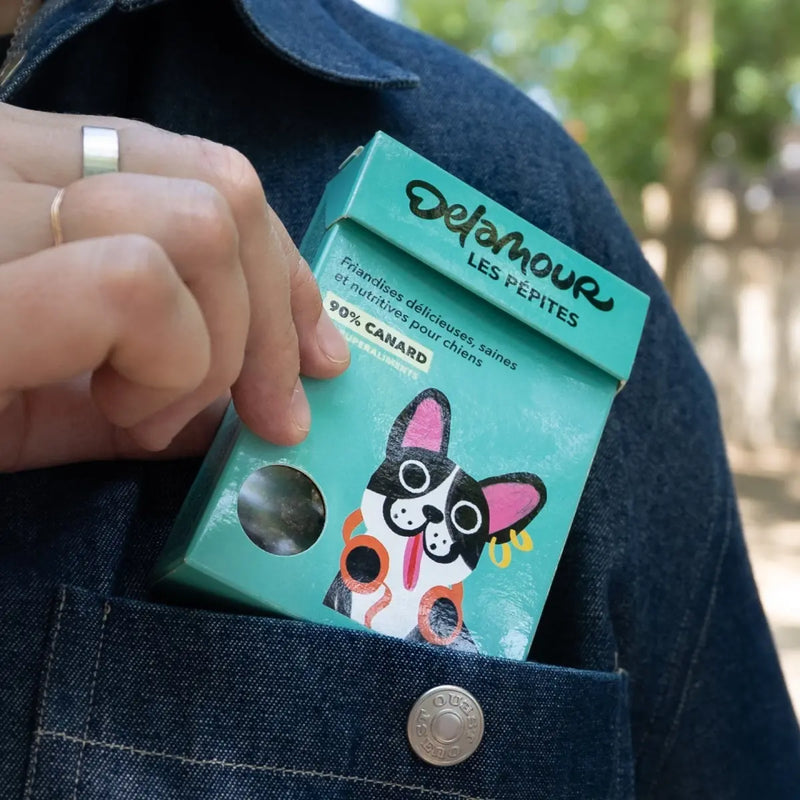 boite de friandises au canard delamour dans une poche de veste