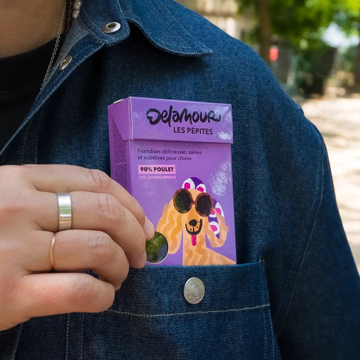 Boite friandises au poulet pour chien Delamour dans une poche de veste