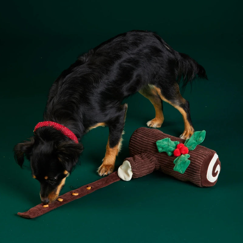 un chien cherche ses friandises avec le jeu de fouille pour chien bûche de Noël