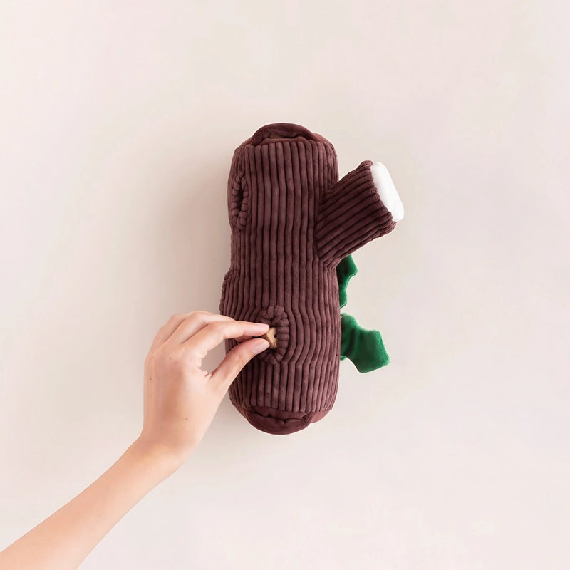 friandise dans une écorce du jeu de fouille pour chien bûche de Noël