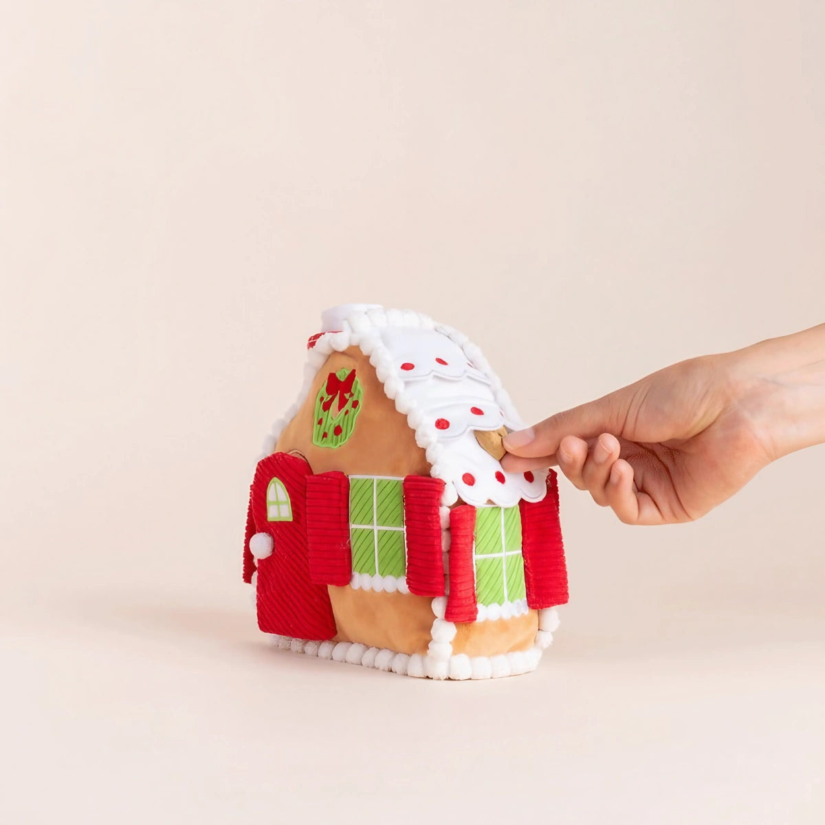 Friandises dans le toit jeu de fouille pour chien maison en pain d'épices