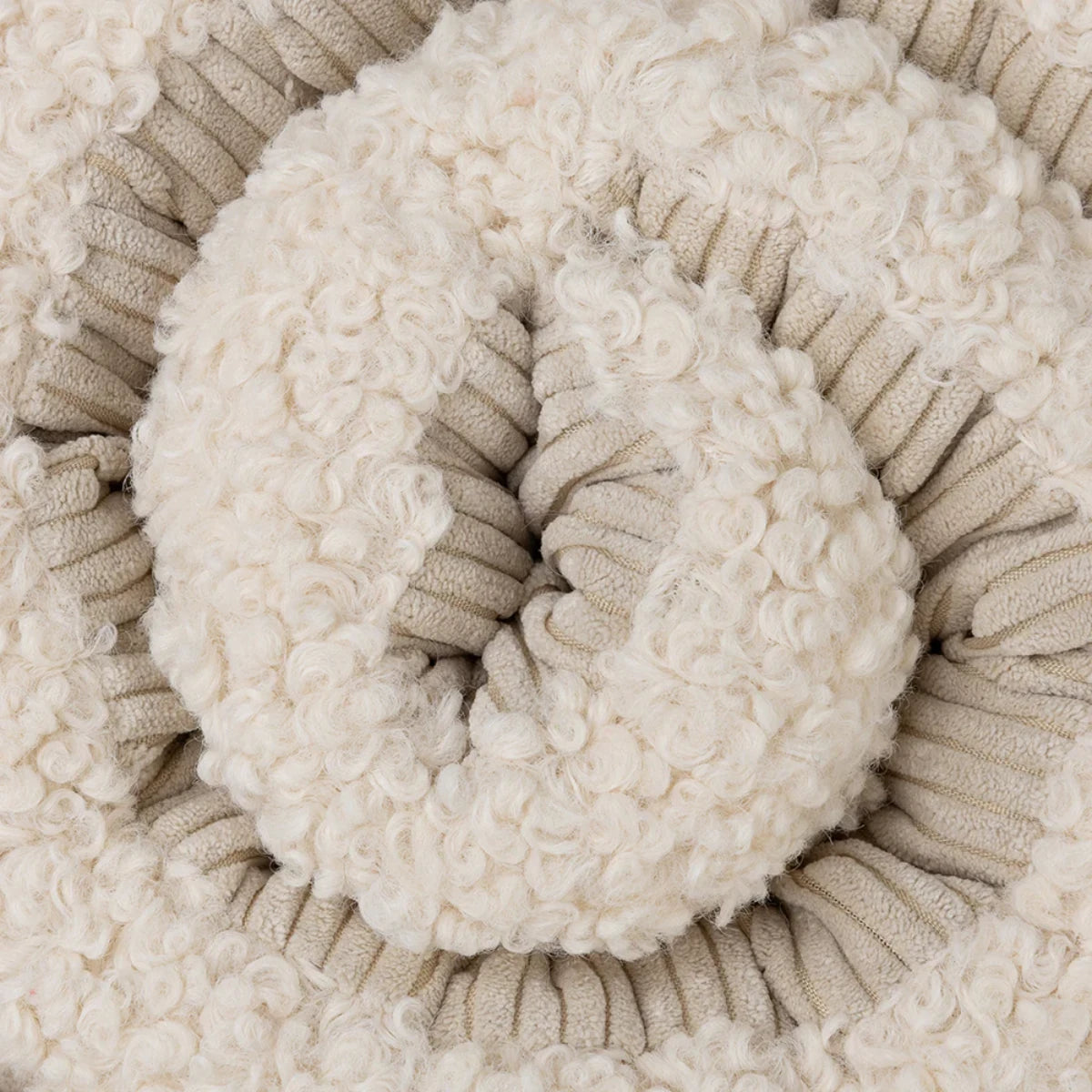 Gros plan sur les textures douces en relief du tapis de fouille Swirl beige District 70