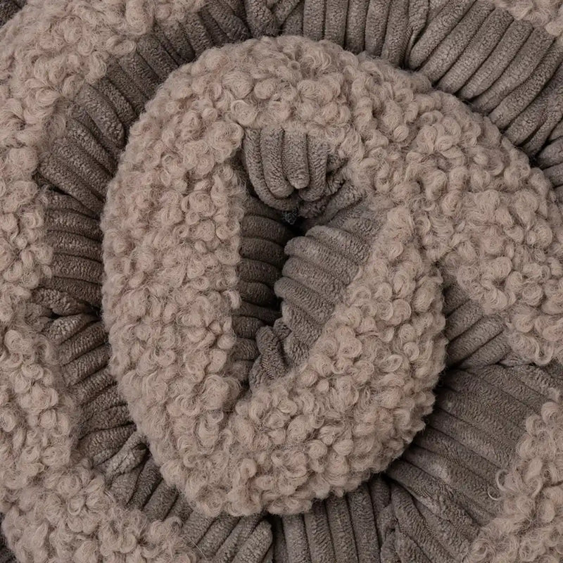 Gros plan sur les textures douces en relief du tapis de fouille Swirl marron District 70