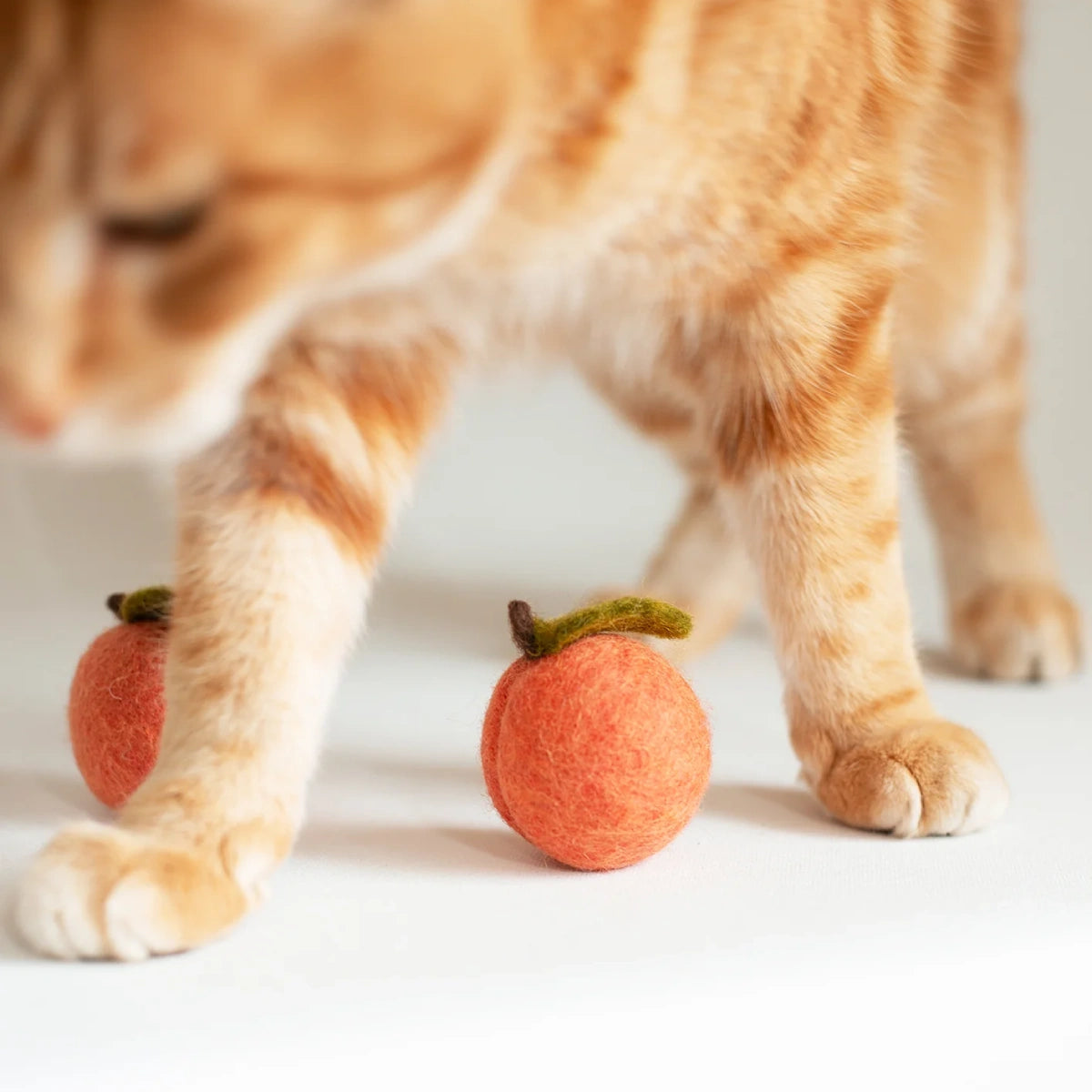 Jouet pour chat en laine Pêches